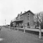 153065 Gezicht op de perronzijde van het N.S.-station Delden te Delden.